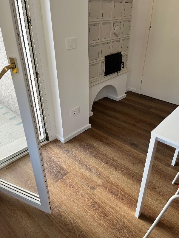 Foto reale di pavimento SPC DECO DECKING CLAP 3D in bagno — casa reale della community Casa Match