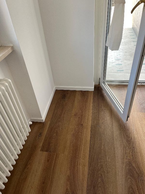 Foto reale di pavimento SPC DECO DECKING CLAP 3D in bagno — casa reale della community Casa Match