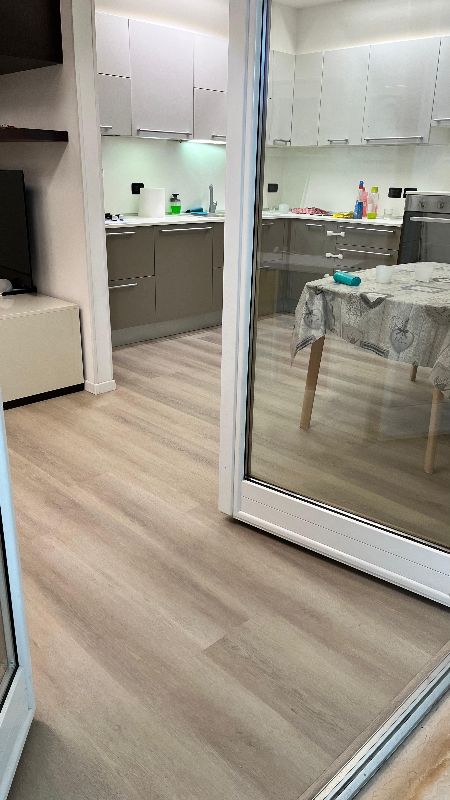 Foto reale di pavimento SPC DECO DECKING CLAP 3D in cucina — casa reale della community Casa Match