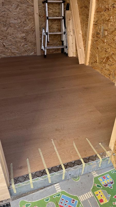 Foto reale di pavimento SPC colore rocky FLOW XL — casa reale della community Casa Match