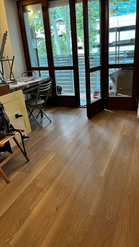 Foto reale di pavimento SPC colore everest FLOW 55 — casa reale della community Casa Match