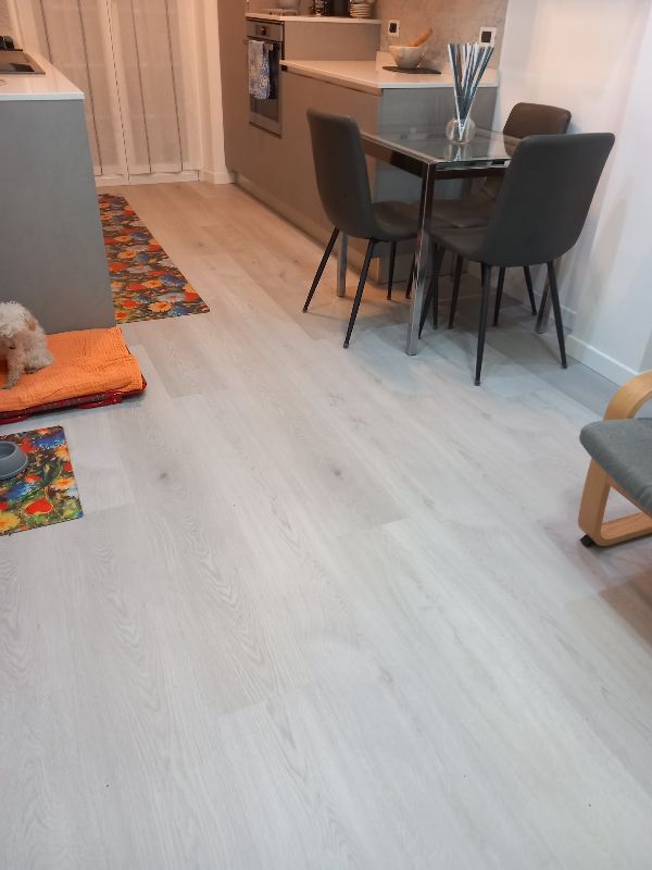 Foto reale di pavimento SPC colore grigio DECO DECKING CLAP 3D — casa reale della community Casa Match
