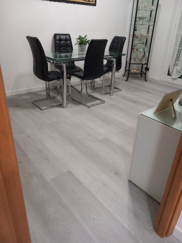 Foto reale di pavimento SPC colore grigio DECO DECKING CLAP 3D — casa reale della community Casa Match