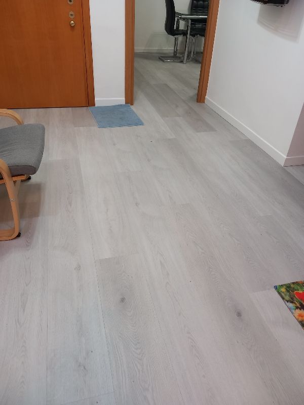 Foto reale di pavimento SPC colore grigio DECO DECKING CLAP 3D — casa reale della community Casa Match