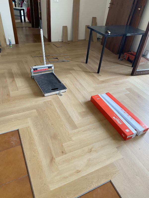 Foto reale di pavimento SPC colore pinna DECO DECKING CLAP 3D — casa reale della community Casa Match