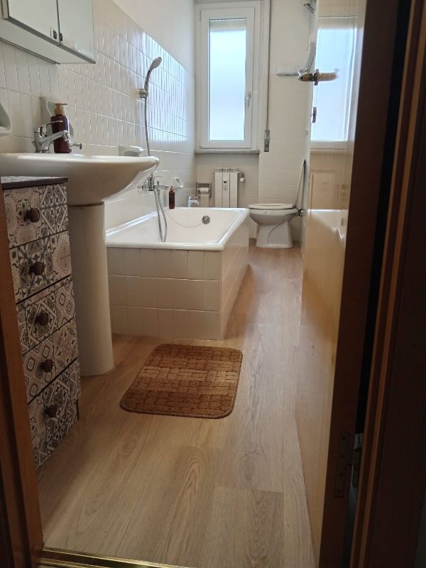 Foto reale di pavimento SPC colore crema Leroy Merlin SPC — casa reale della community Casa Match