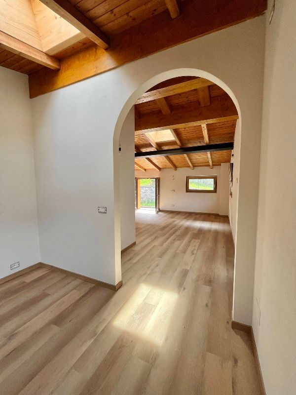 Foto reale di pavimento SPC colore rovere cottage VIRAG Evolution Fast Syncro — casa reale della community Casa Match