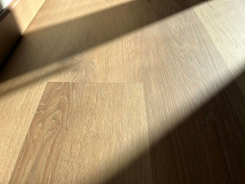 Foto reale di pavimento SPC colore rovere cottage VIRAG Evolution Fast Syncro — casa reale della community Casa Match
