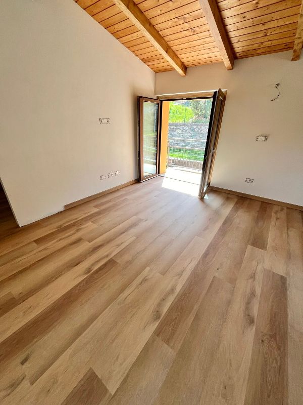 Foto reale di pavimento SPC colore rovere cottage VIRAG Evolution Fast Syncro — casa reale della community Casa Match