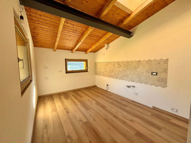 Foto reale di pavimento SPC colore rovere cottage VIRAG Evolution Fast Syncro — casa reale della community Casa Match