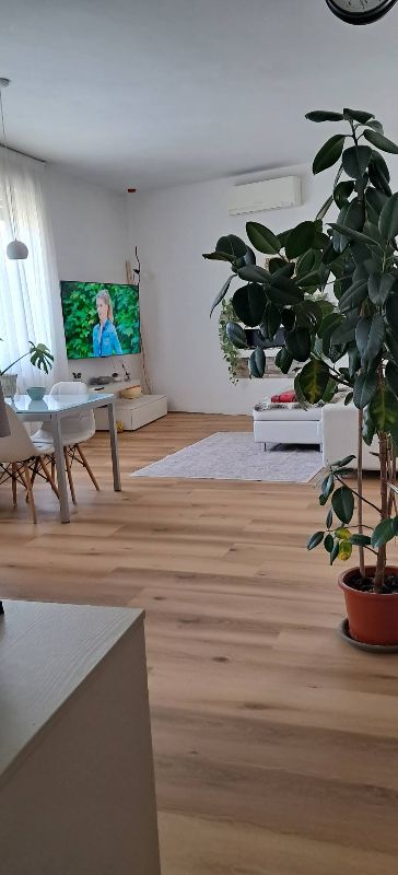 Foto reale di pavimento SPC colore arezzo Leroy Merlin SPC — casa reale della community Casa Match