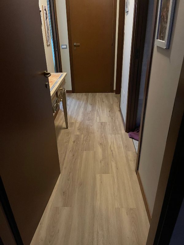 Foto reale di pavimento SPC colore saragoza Leroy Merlin SPC — casa reale della community Casa Match