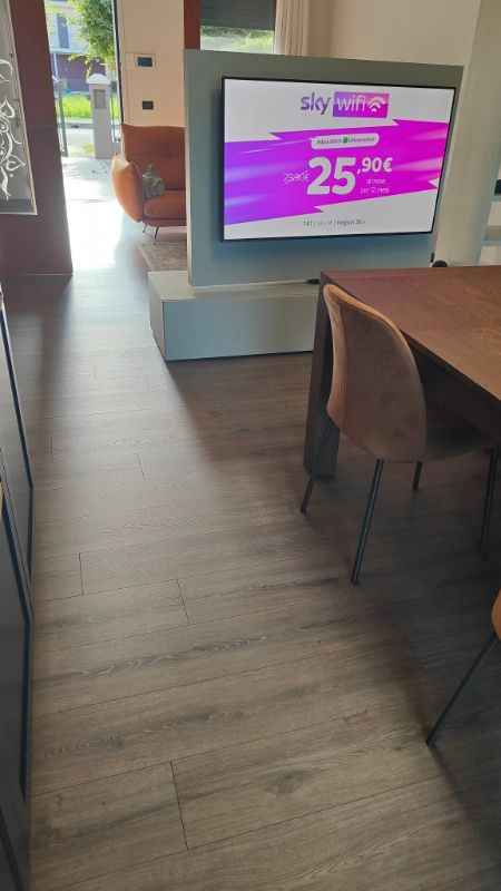 Foto reale di pavimento Laminato colore midbrown oak MEG Idrowood — casa reale della community Casa Match