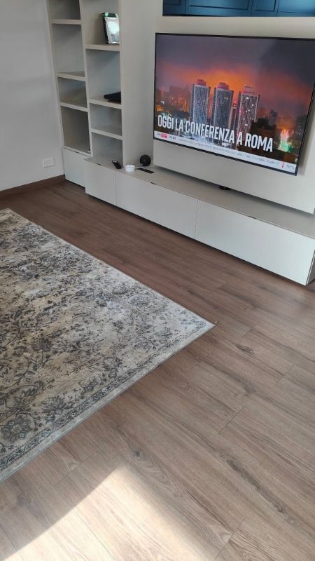 Foto reale di pavimento Laminato colore midbrown oak MEG Idrowood — casa reale della community Casa Match