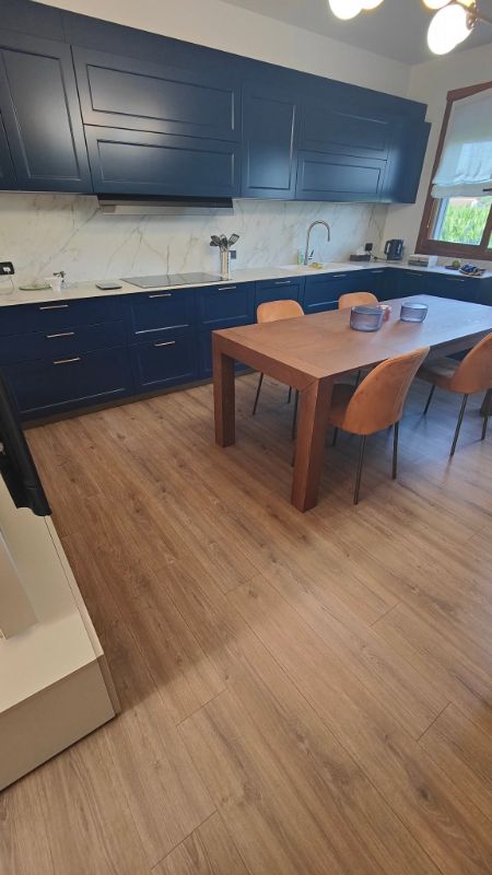 Foto reale di pavimento Laminato colore midbrown oak MEG Idrowood — casa reale della community Casa Match