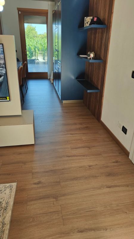 Foto reale di pavimento Laminato colore midbrown oak MEG Idrowood — casa reale della community Casa Match