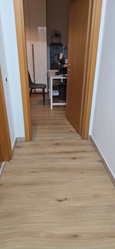 Foto reale di pavimento SPC colore rovere naturale Iperceramica SPC — casa reale della community Casa Match
