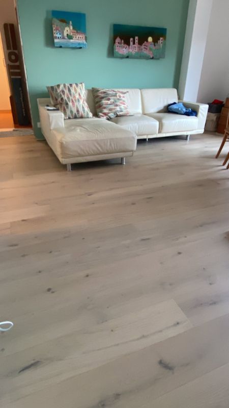 Foto reale di pavimento SPC colore vera con nodi Smartfloors SmartWood — casa reale della community Casa Match
