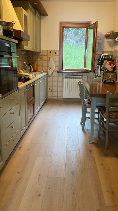 Foto reale di pavimento SPC colore vera con nodi Smartfloors SmartWood — casa reale della community Casa Match