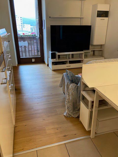 Foto reale di pavimento SPC colore rovere naturale Iperceramica SPC — casa reale della community Casa Match