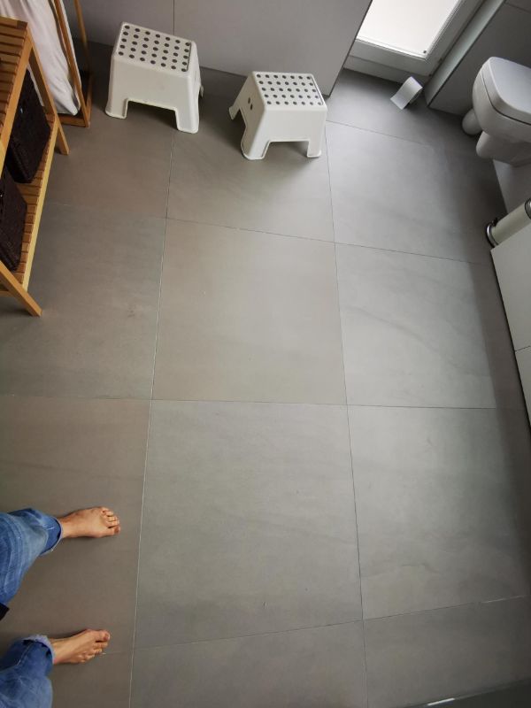 Foto reale di pavimento Gres porcellanato colore zinc Italgraniti Metaline — casa reale della community Casa Match