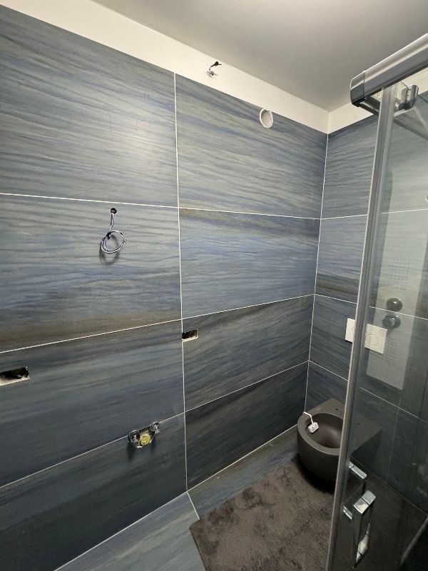 Foto reale di pavimento Gres porcellanato colore blu/azzurro Iperceramica Gres — casa reale della community Casa Match