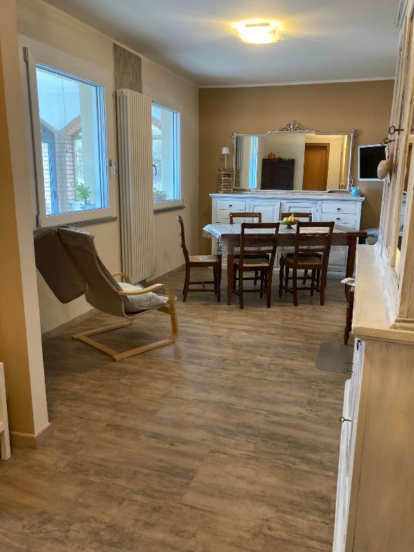 Foto reale di pavimento Laminato colore cemento marrone LI&PRA Next laminate — casa reale della community Casa Match