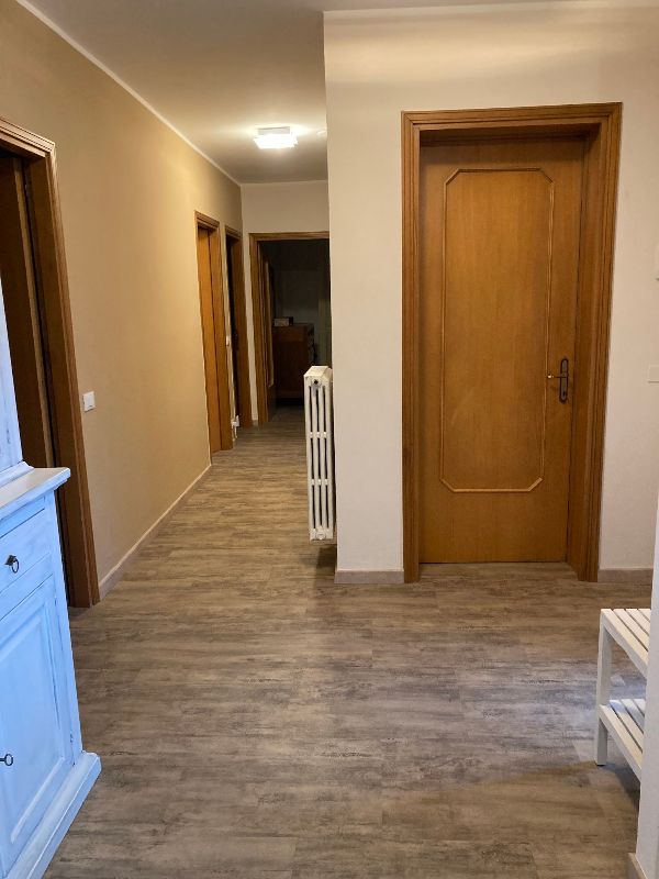 Foto reale di pavimento Laminato colore cemento marrone LI&PRA Next laminate — casa reale della community Casa Match