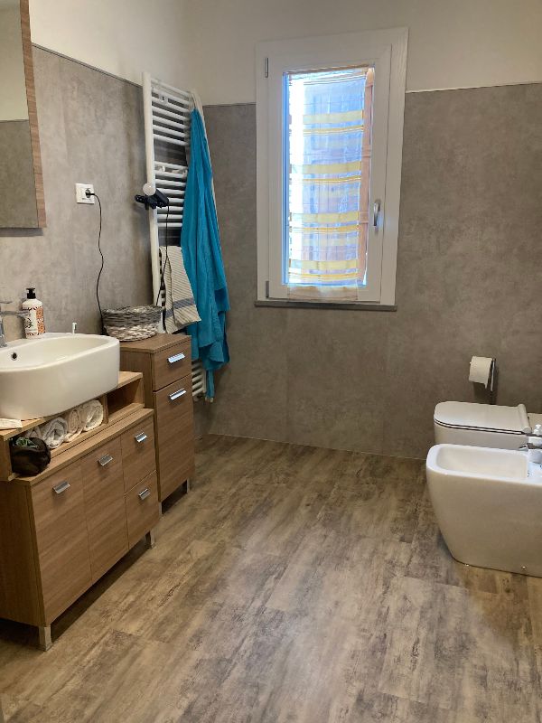 Foto reale di pavimento Laminato colore cemento marrone LI&PRA Next laminate — casa reale della community Casa Match