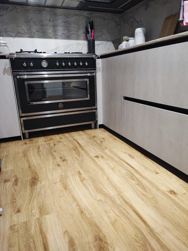 Foto reale di pavimento SPC colore rovere cognac chiaro LI&PRA Élite 0.55 — casa reale della community Casa Match