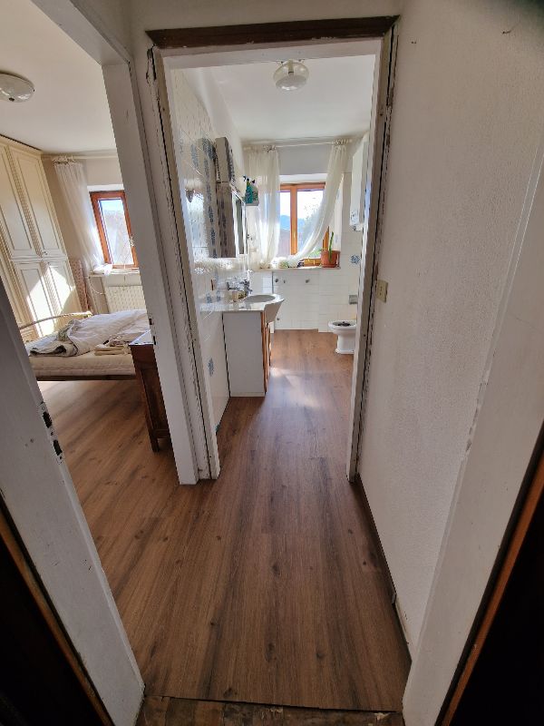 Foto reale di pavimento SPC colore rovere cognac naturale  LI&PRA Élite 0.55 — casa reale della community Casa Match