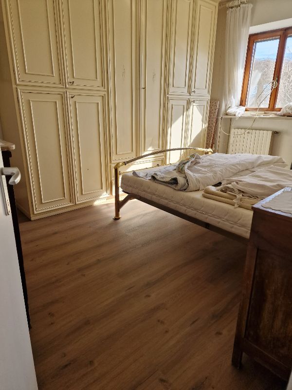 Foto reale di pavimento SPC colore rovere cognac naturale  LI&PRA Élite 0.55 — casa reale della community Casa Match