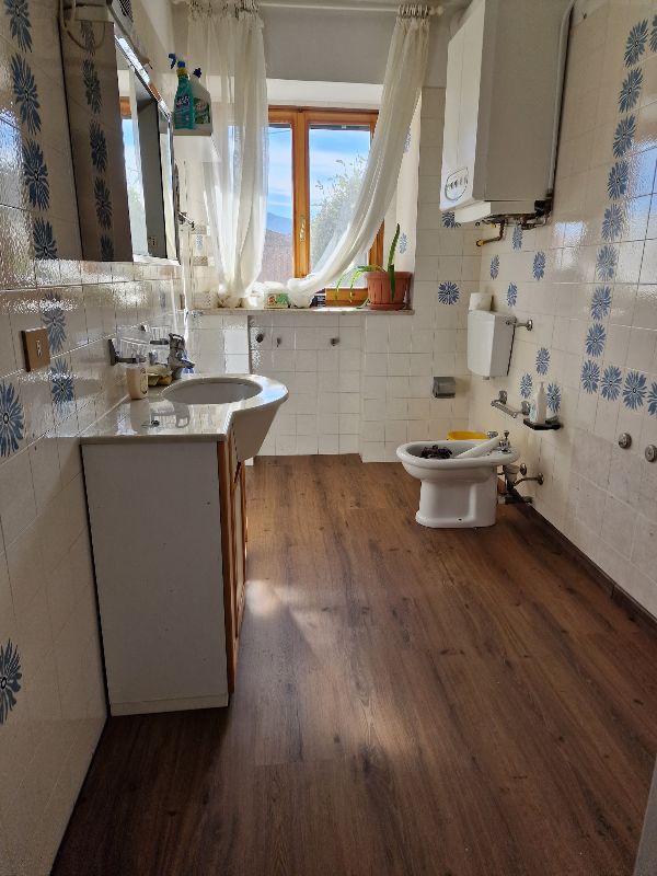 Foto reale di pavimento SPC colore rovere cognac naturale  LI&PRA Élite 0.55 — casa reale della community Casa Match