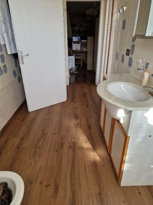 Foto reale di pavimento SPC colore rovere cognac naturale  LI&PRA Élite 0.55 — casa reale della community Casa Match