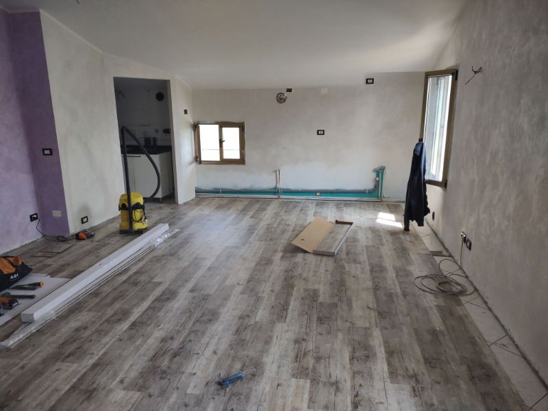 Foto reale di pavimento SPC colore marrone LI&PRA Élite 0.55 — casa reale della community Casa Match