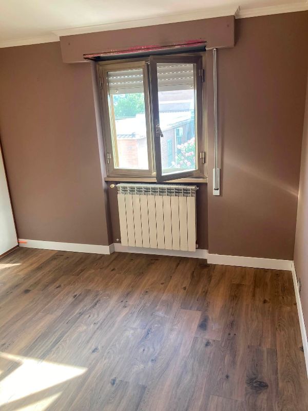 Foto reale di pavimento SPC colore scuro 1461 Italwood Grit SPC 5.0 — casa reale della community Casa Match