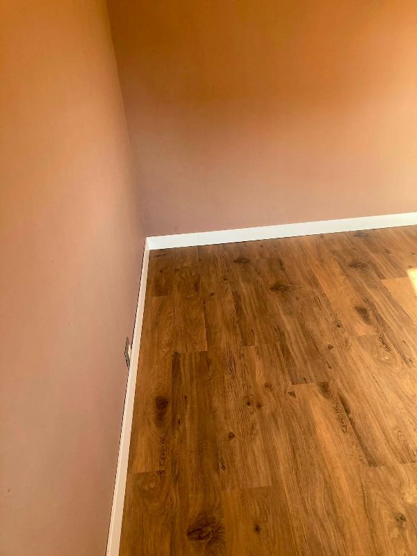 Foto reale di pavimento SPC colore scuro 1461 Italwood Grit SPC 5.0 — casa reale della community Casa Match