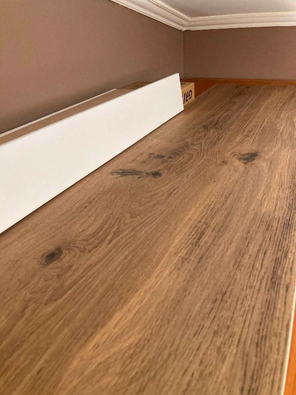 Foto reale di pavimento SPC colore scuro 1461 Italwood Grit SPC 5.0 — casa reale della community Casa Match
