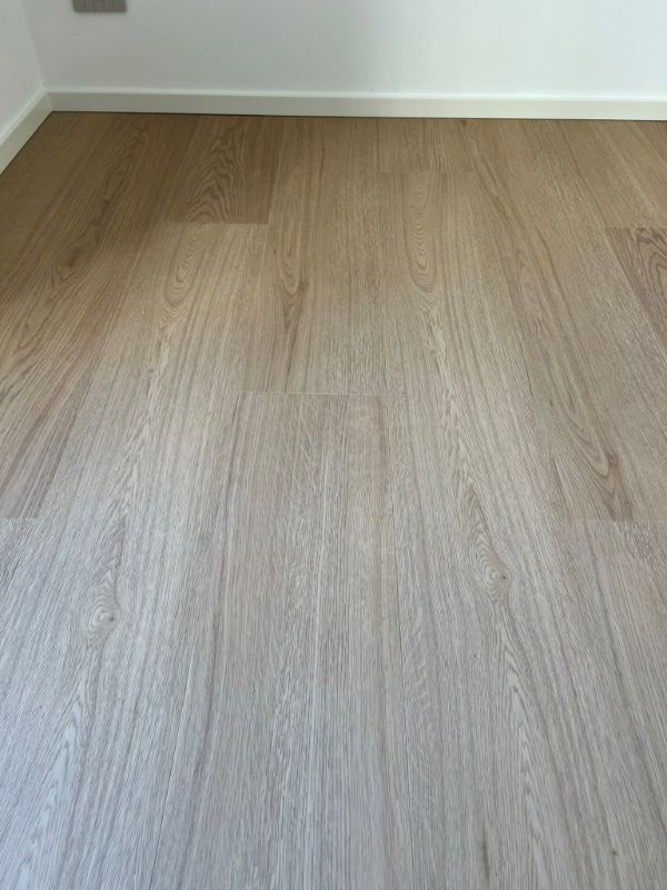 Foto reale di pavimento SPC colore whitney FLOW XL — casa reale della community Casa Match