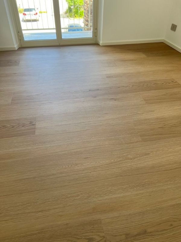 Foto reale di pavimento SPC colore whitney FLOW XL — casa reale della community Casa Match