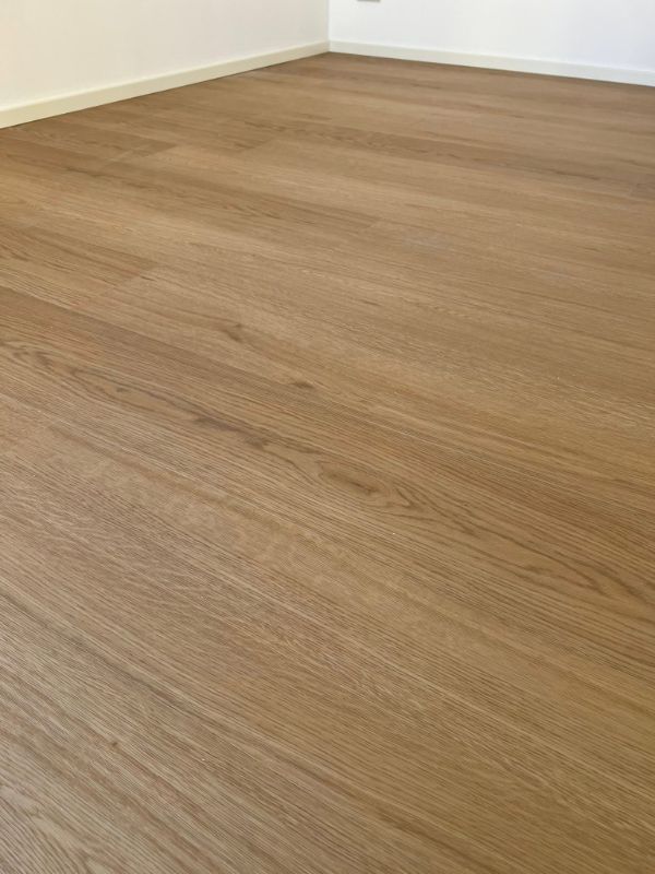 Foto reale di pavimento SPC colore whitney FLOW XL — casa reale della community Casa Match