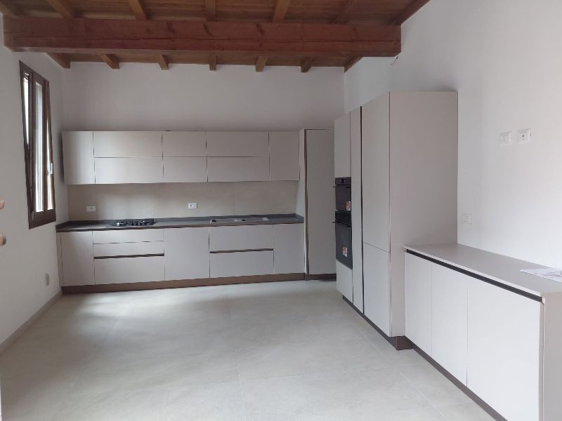 Foto reale di pavimento Gres porcellanato colore grigio cenere ERGON Pigmento — casa reale della community Casa Match