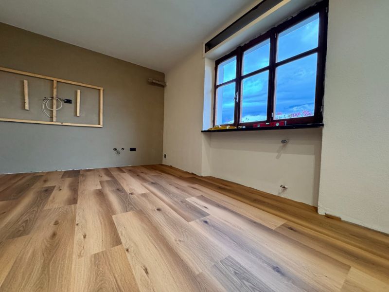 Foto reale di pavimento SPC colore artens marrone Leroy Merlin SPC — casa reale della community Casa Match