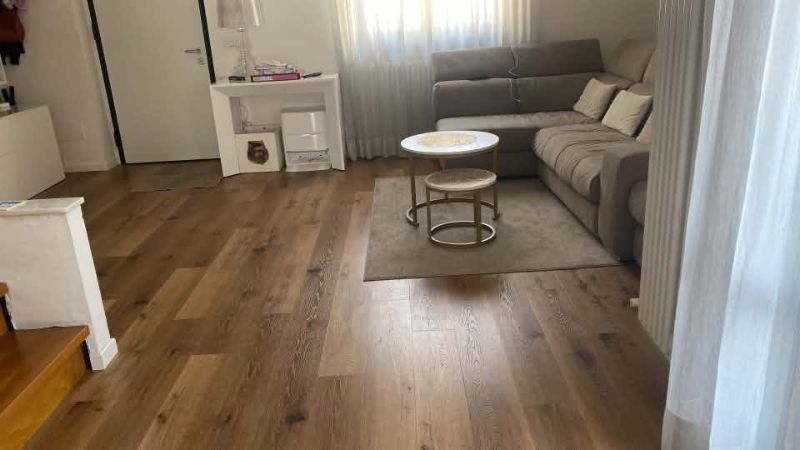 Foto reale di pavimento SPC colore marrone Leroy Merlin SPC — casa reale della community Casa Match