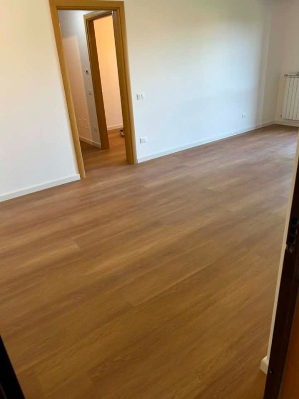 Foto reale di pavimento SPC colore sahara DECO DECKING CLAP 3D — casa reale della community Casa Match
