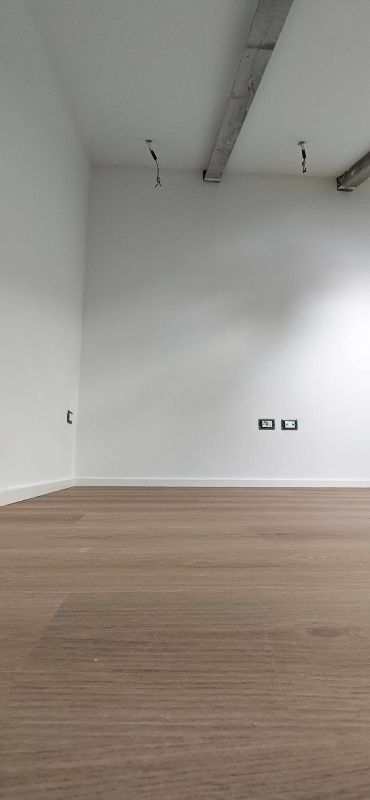 Foto reale di pavimento SPC colore ambra Monpar Shark — casa reale della community Casa Match