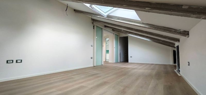Foto reale di pavimento SPC colore ambra Monpar Shark — casa reale della community Casa Match