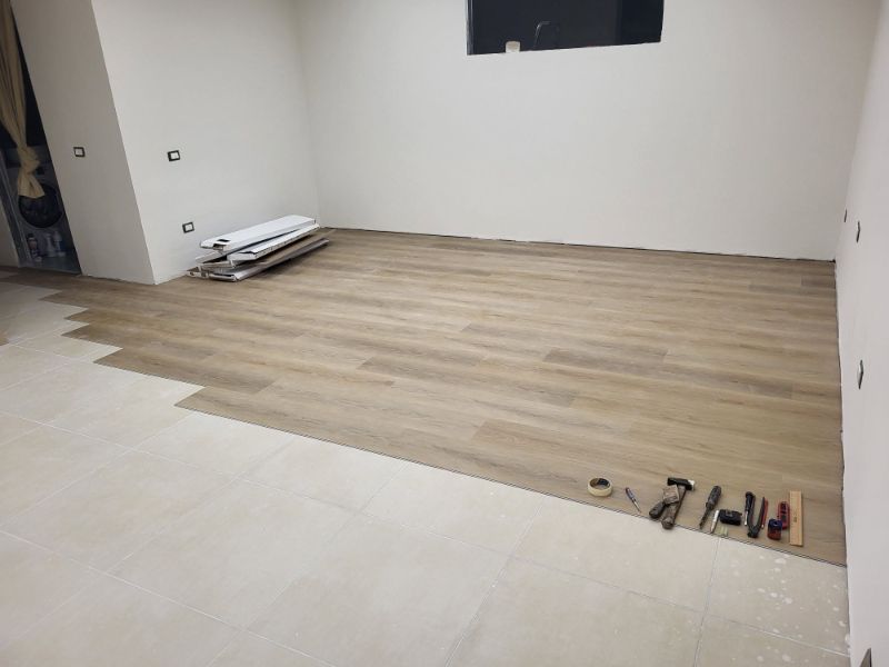 Foto reale di pavimento SPC colore ambra Monpar Shark — casa reale della community Casa Match