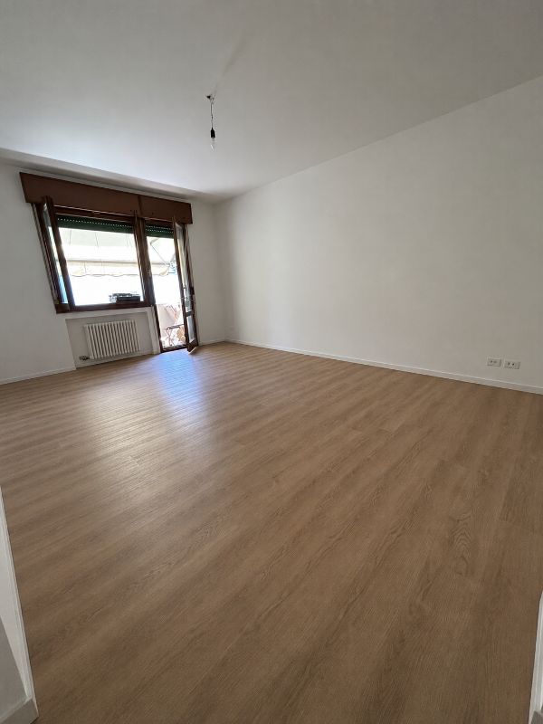 Foto reale di pavimento SPC colore teak medio Skema Star KR — casa reale della community Casa Match