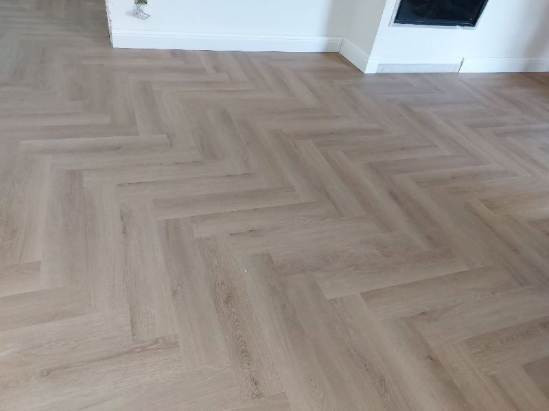 Foto reale di pavimento SPC colore rovere marrone-grigio  Bricofloor Infloor — casa reale della community Casa Match